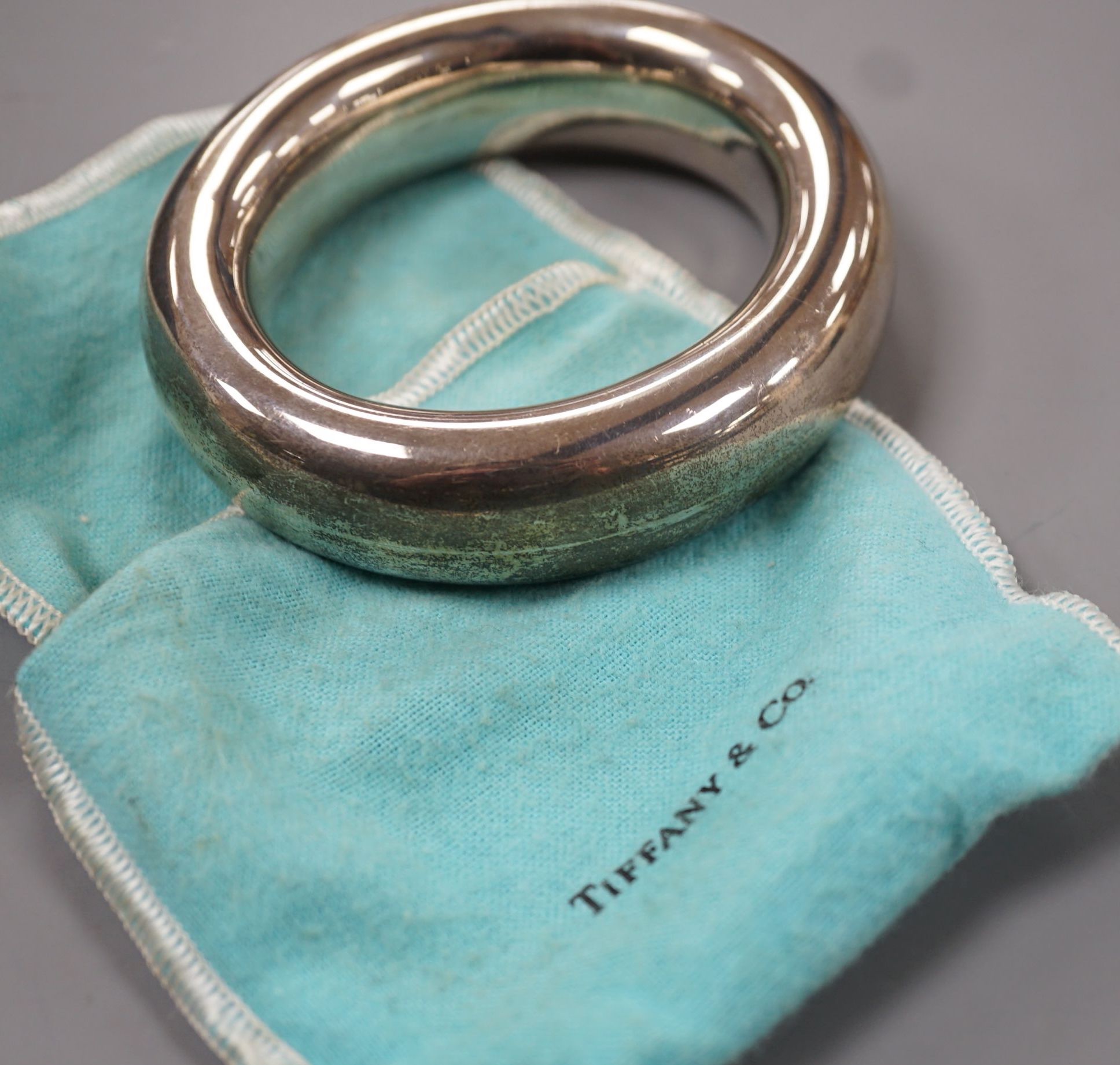 A modern Italian Peretti Tiffany & Co silver bangle, interior diameter 65mm, 86 grams.